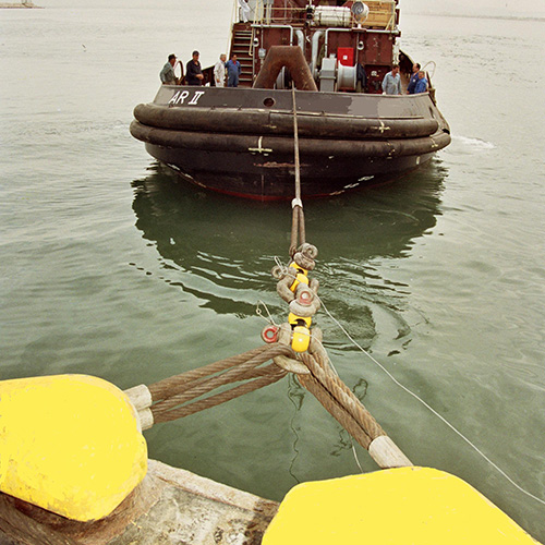 A tugboat is tied to a bollard for a drag force measurement test 